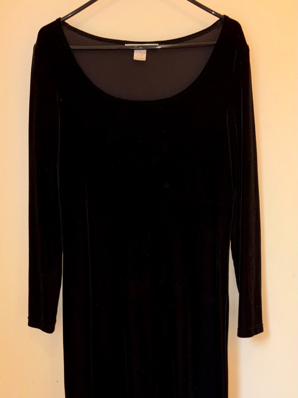 Maggy London Black Velvet Long Sleeve Scoop Neck Midi Dress